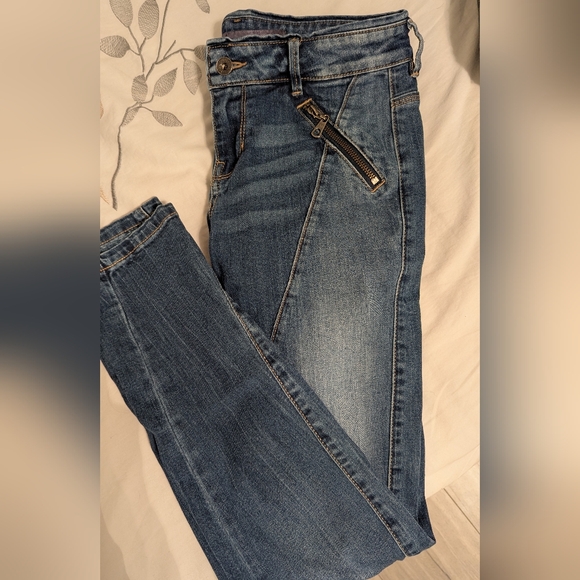 Guess Medium Blue Jeans, Size 28 - Picture 2 of 4